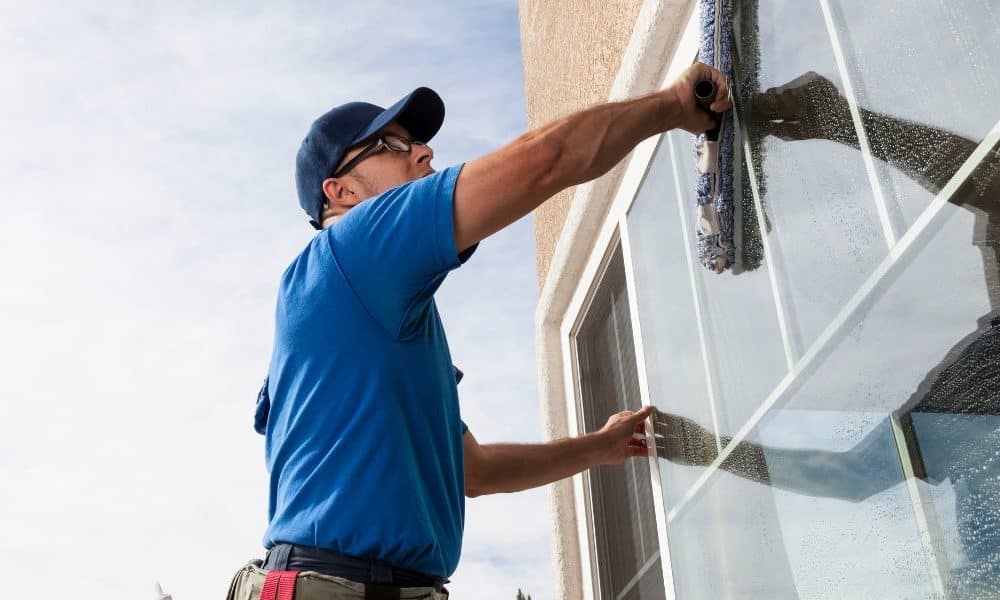 Les techniques efficaces pour un nettoyage de vitres parfait - Say CET